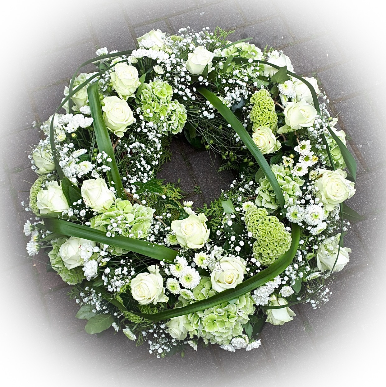Trauerkranz mit weißen Blüten der Saison Bild 1